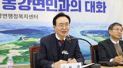 동강면 주민과의 대화 나주시장이 대화석에 앉아서 웃는 표정으로 주민의 질의에 대답을 하고 있는 모습