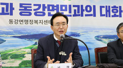 동강면 주민과의 대화 나주시장이 대화석에서 주민의 질읭에 대한 답변을 하고 있는 모습 두손을 펼치고 있는 모습