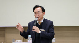 송월동 주민과의 대화 나주시장이 한손을 들고 답변 하고 있는  모습 근접촬영