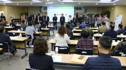 나주축산농협 정기총회 나주축협조합장 및 직원들이 촹회장 앞으로 나가서 인사겸 소개를 하는 모습