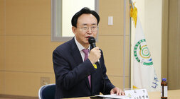 2024년도 나주시장애인체육회 정기 이사회 나주시장이 마이크를 잡고 인사말을 하고 있는 모습