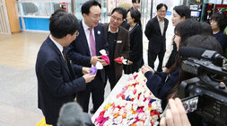 정월대보름 행사 나주시장과 나주시부시장이 청사 현관 로비에 마련된 부럼이 들어있는 복주머니를 들고 담당 주무관에게 설명을 듣고 있는 모습