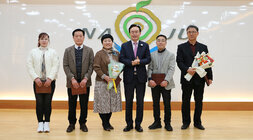 한국외식업중앙회 전남도지회 나주시지부 제30회 정기총회 나주시장과 시상을 받은 4명이 기념촬영을 하고 있는 모습