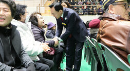 시니어클럽 노인일자리및 사회활동지원사업 발대식 나주시장이 식전 식장을 돌면서 자리에 앉아 있는 여성 어르신하고 악수를 하며 인사를 건네는 모습