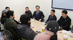 나주시 이동노동자 쉼터 개소식 측면에서 촬영한 나주시장과 이동노동자들의 담소 모습 테이블에 앉아서 담소를 나누고 있다