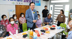 무더위 쉼터 현장 점검 나주시장이 입식테이블 자리에 서서 인사말을 하고 있는 모습