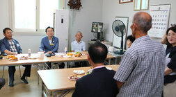 무더위 쉼터 현장 점검 테이블 자리에 서서 건의사항을 전달하고 있는 남성 어르신의 뒷모습과 자리에 앉아 바라보고 있는 나주시장의 모습