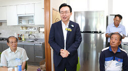 무더위 쉼터 현장 점검 나주시장이 입식테이블 자리에 서서 인사말을 하고 있는 모습 양 옆으로 남성 어르신들이 앉아 있다