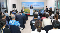 영산포 상생센터 준공식 나주시장의 축사모습과 자리에 앉아 있는 참석자들의 뒷모습 전면
