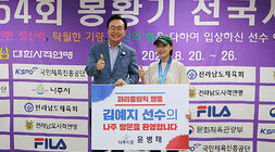 봉황기 전국 사격대회 시상식 나주시장이 남성 단체 1위팀의 선수에게 상장을 전달하고 있는 모습