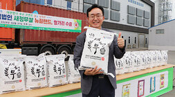 나주쌀 새청무 헝가리 첫 수출 상차식 나주시장이 10kg 새청무 쌀을 들고 한손은 엄지를 치켜헤우며 활짝 웃고 있는 모습
