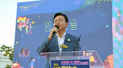 나주 빛가람 하이볼 페스티벌 나주시장이 행사장 무대 위 단상에서 인사말을 하고 있는 모습 근접촬영