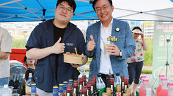 나주 빛가람 하이볼 페스티벌 나주시장이 행사장 하이볼 제조 부스에서 하이볼을 제조하는 남성분과 엄지손가락을 치켜 세우며 미소를 짓고 있는 모습