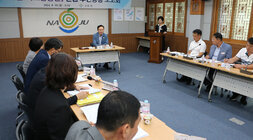 시민 직소상담실 민원 추진상황 보고회 우측면에서 촬영한 보고회 모습 나주시장이 당부의 말을 하고 있다