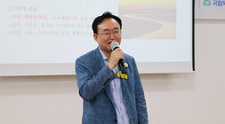 2024년 영산강 인문아카데미  강의실 앞에 마이크를 잡고 인사말을 하고 있는 나주시장의 모습 근접촬영