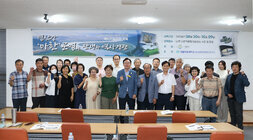 2024년 영산강 인문아카데미  나주시장의 인사말 모습과 수강생들이 듣고 있는 뒷모습 전면