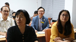 2024년 영산강 인문아카데미  나주시장이 자리에 앉아 수강생들과 강의를 듣고 잇는 모습