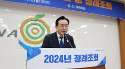 9월 정례조회 나주시장이 대회의실 앞 단상에 서서 당부말씀을 하고 있는 모습 근접촬영