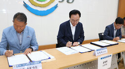 귀농귀촌 선도마을 조성사업 워크숍 나주시장이 선도마을 지정 협약식에 서명을 하고 있는 모습