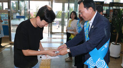 공무원 노조와 함께하는 추석맞이 청렴캠페인 남성 직원이 현관로비에서 나주시장에게 청렴 홍보 물품을 건네 받고 있는 모습