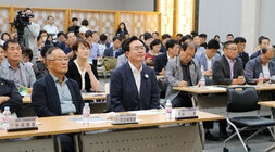 2024 나주영산강축제 시민설명회 나주시장이 자리에 앉아 시청 간부공무원의 설명을 듣고 있는 모습 옆에는 나주영산강축제 추진위원장의 모습도 보인다