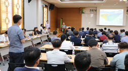 2024 나주영산강축제 시민설명회 시청 간부공무원의 설명이 끝나고 뒷쪽의 지역기자 분이 자리에 서서 질문을 하고 있는 모습