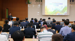 2024 나주영산강축제 시민설명회 나주영산강축제 총 감독이 우측편 단상에서  인사말과 헴께 축제 추진 현황에 대해 간략히 설명을 하고 있는 모습