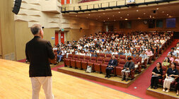 2024년 청렴라이브 교육 강의를 하고 있는 표창원 강사의 뒷편에서 촬영한 강의 뒷모습과 참석자들이 앉아서 듣고 있는 앞모습