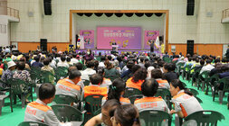 2024년 양성평등주간 기념식 나주시장의 축사모습과 참석 여성단체 회원들이 자리에 앉아 있는 뒷모습 전면