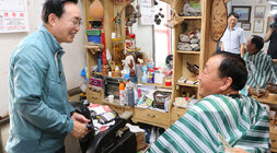 공산면 상가 방문 나주시장이 공산면 이발소에서 머리를 자르고 계시는 남성 어르신과 웃으며 대화를 나누는 모습