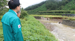 호우 및 강풍 피해지구 현장 점검 나주시장이 봉황면 한 하천의 제방이 유실된 곳을 바라보고 잇는 모습
