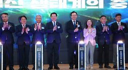 에너지산업 융복합단지 운영위원회 출범식 무대 위 전남도지사, 광주광역시장, 나주시장, 한전 사장, 기엽대표등이 퍼포먼스를 마치고 박수를 치고 있는 모습