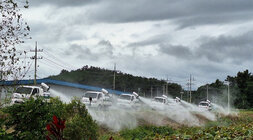 AI 특별방역대책 추진 현장점검 방역차량 6대가 공산면 우습제에 소독약을 뿌리고 있는 모습