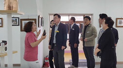 이야기가 있는 마을 축제 나주시장이 행사의 전시장을 라운딩하며 관계자에게 설명을 듣고 있는 모습