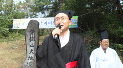 자미산 천제 나주시장이 제례 관복을 입고 인사말을 하고 있는 모습