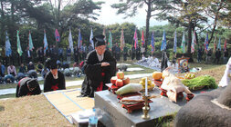 자미산 천제 나주시장이 천제단 앞에서 무릎을 꿇고 절을 하고 있는 모습