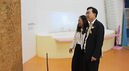 국립나주박물관 특별전시 개막행사 나주시장이 전시실을 둘러보고 있는 모습