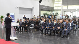 국립나주박물관 특별전시 개막행사 축사를 하고 있는 나주시장의 뒷편에서 촬영한 모습 참석자들의 앉아 있는 앞모습이 보인다