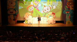 어린이 인형극 채소나라 콩콩이 나주시장의 인사말 모습과 참석자들의 앉아 있는 뒷모습