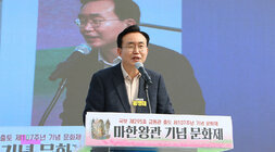 나주 금돈관 출토 기념 문화제 나주시장이 무대 위에 올라 촉사를 하고 있는 모습 근접촬영