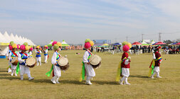 나주 금돈관 출토 기념 문화제 행사장 뒷편에서 풍물패가 소도제를 알리는 풍물놀이를 시작하는 모습