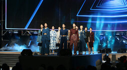 영산강축제 쳔연염색 패션쇼 각양 각색의 천연염색 의상을 착용한 여성 모델 여러명이 러네웨이 끝에서 포즈를 취하고 있는 모습