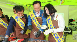 영산강축제 한우(한돈)고기 소비 촉진행사 나주시장과 배우자가 불판에 구은 소고기를 용기에 담고 있는 모습