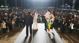 영산강축제 뮤지컬 빅쇼 나주시장과 뮤지컬 여성배우 3명이 주무대 런웨이 끝에서 관객들을 향해 있는 모습 관객들이 핸드폰 불빛을 비추고 서있는 모습