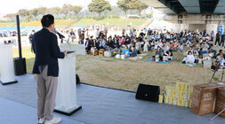 영산강 멍멍파크 페스티벌 축사를 하고 있는 나주시장의 뒷모습과 참석 견주들의 앞모습