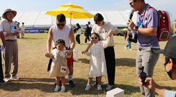영산강축제 김성한, 신조한의 나퀴즈 나주 4인가족이 잔디밭 광장에서 신조한 진행자의 유도로 춤을 추고 있는 모습