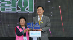 제4회 전라남도 평생학습박람회 개막식 나주시장과 참여자 여성어르신이 퍼포먼스를 위해 터치 버튼 단 뒤에  서 있는 모습