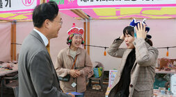 제4회 전라남도 평생학습박람회 개막식 나주시장이 박람회장 다문화 전텅의상 부스를 방문하여 다문화 여성에게 설명을 듣고 있는 모습