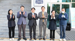 사회공헌 협력 강화, 복지증진을 위한 나주시 한국방송통신전파진흥원 협약식 나주시장과 한국방송통신전파진흥원장 및 관계자들이 현판식 앞에서 박수를 치며 기념촬영을 하고 있는 모습