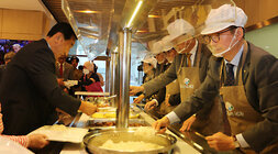 사회공헌 협력 강화, 복지증진을 위한 나주시 한국방송통신전파진흥원 협약식 나주시장과 관계자들이  한국방송통신전파진흥원 구내식당에서 배식봉사를 하고 있는 모습